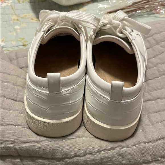 Vionic White Women's Sneakers - Picture 3 of 7